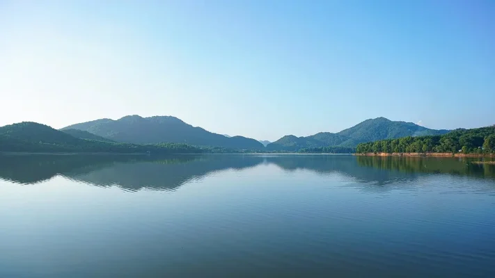 Mặt hồ trong xanh
