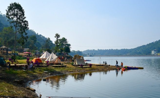 Khu cắm trại ven hồ