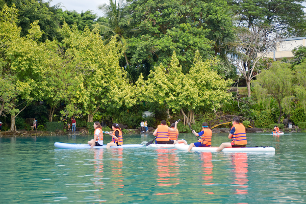 Hoạt động chèo thuyền kayak tại Đồng Mô không chỉ giúp bạn rèn luyện thể lực mà còn mang đến những khoảnh khắc thư giãn tuyệt vời giữa thiên nhiên.