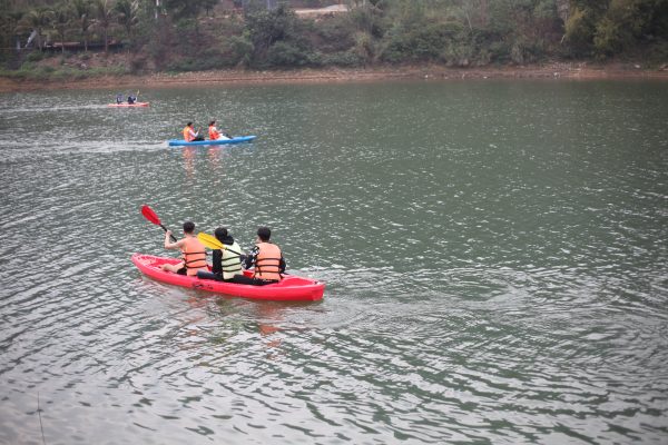Du khách chèo SUP trên mặt hồ