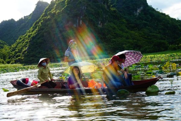 kinh nghiệm chèo thuyền ở hồ Quan Sơn khi đi cắm trại vào mùa sen nở