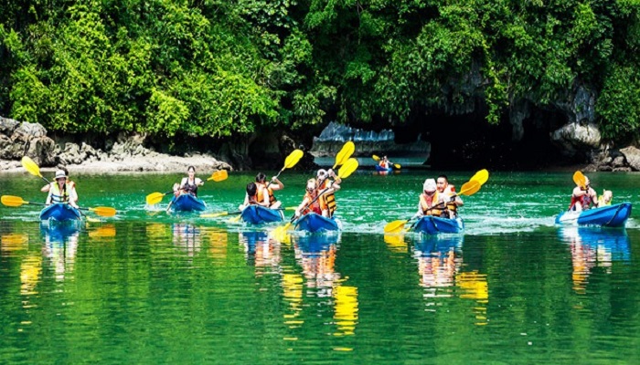 Một người chèo kayak hoặc đang check-in tại cầu gỗ giữa hồ