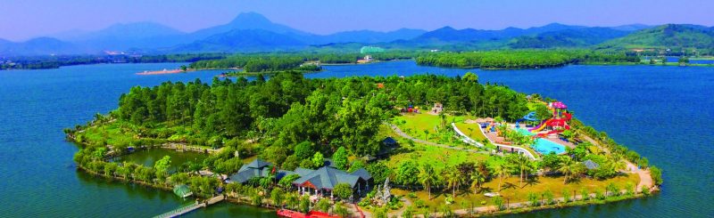 Toàn cảnh hồ Đại Lải – có hồ, núi, rừng xanh