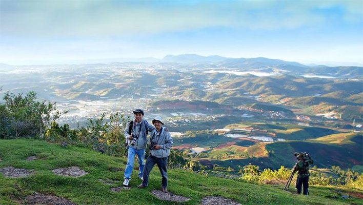 Du khách leo núi tại khu du lịch Langbiang