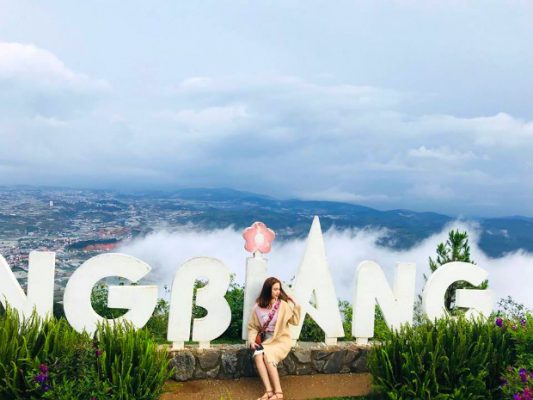 Du khách check-in sống ảo tại khu du lịch Langbiang