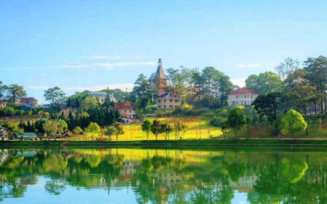 Mặt hồ rộng tại Biển Hồ, Đà Lạt với khung cảnh yên bình và mây trời soi bóng nước