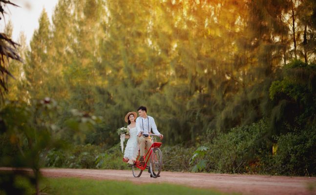 Cặp đôi đạp xe ven Hồ Xuân Hương Đà Lạt