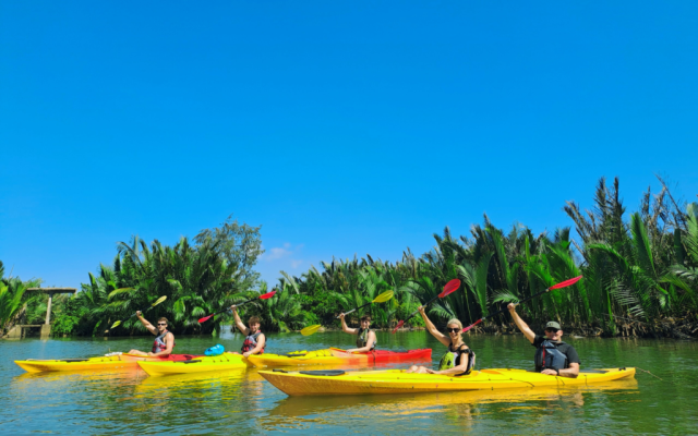 Chèo thuyền kayak tại khu du lịch Biển Hồ Camping