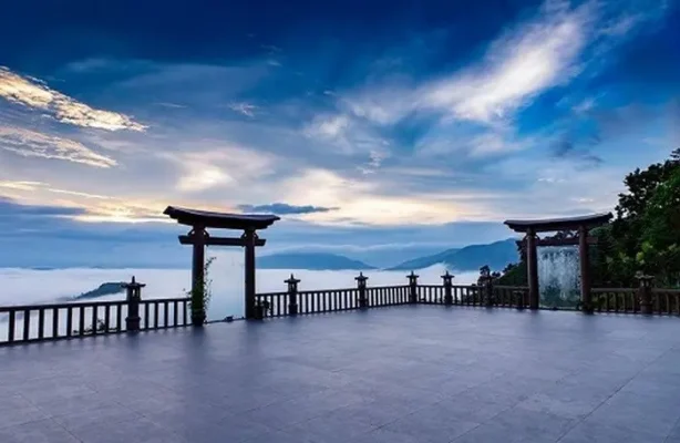 Du khách chụp ảnh tại Cổng Trời, một điểm đến nổi bật trong khu du lịch Đồi Mộng Mơ