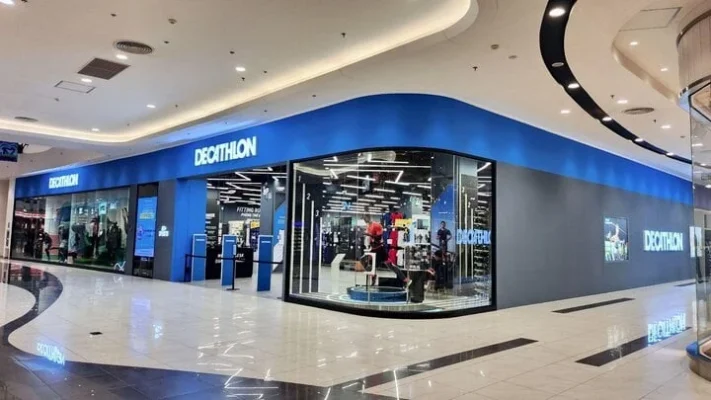 Phụ kiện du lịch Hà Nội tại Decathlon Tây Hồ bày biện gọn gàng và đa dạng