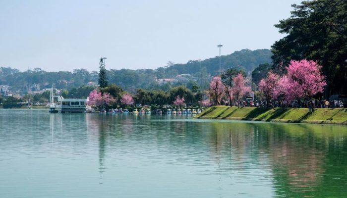 Toàn cảnh Hồ Xuân Hương với mặt nước phẳng lặng giữa trung tâm thành phố Đà Lạt