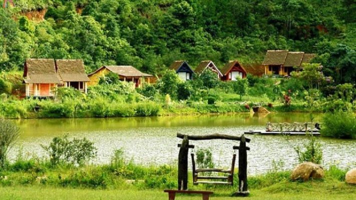 Toàn cảnh làng Cù Lần ẩn mình giữa rừng thông và suối nước trong vắt