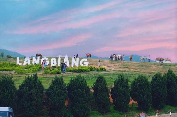 Cảnh hoàng hôn từ đỉnh núi Langbiang nhìn xuống thành phố Đà Lạt
