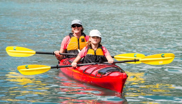 Du khách chèo thuyền kayak tại Sơn Tinh Camp, hồ nước và thiên nhiên xanh mát