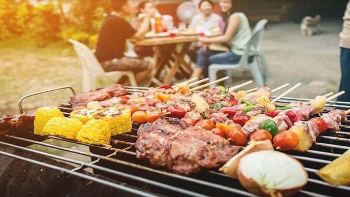 Bữa tiệc BBQ ngoài trời tại Sơn Tinh Camp, nhóm bạn thưởng thức món ăn giữa không gian thiên nhiên