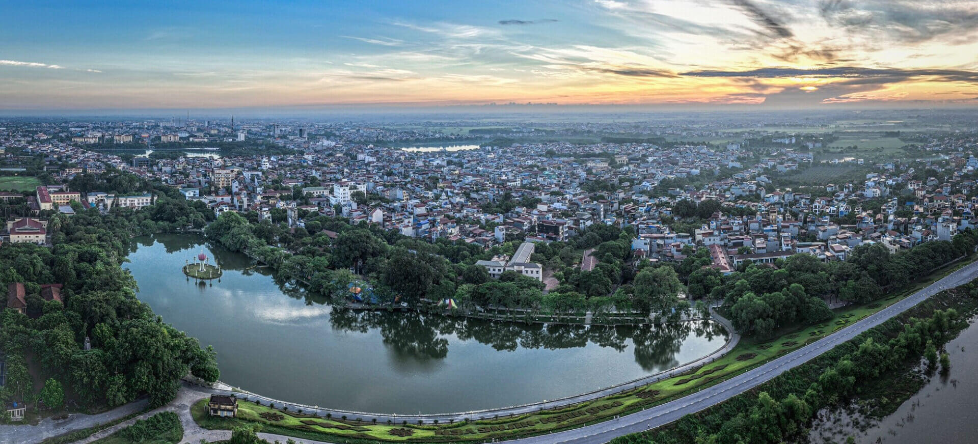 Các địa điểm du lịch hưng Yên : Hồ Bán Nguyệt