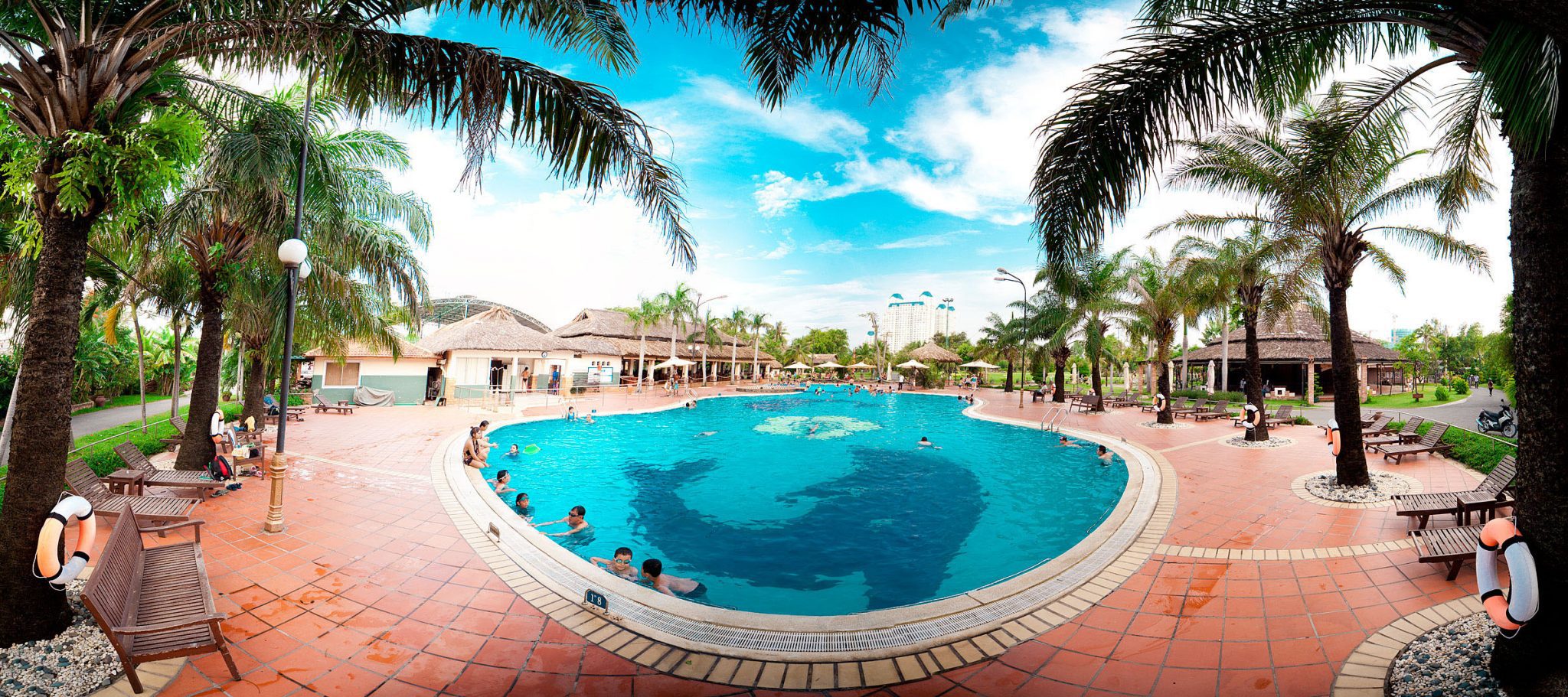 hồ bơi tại khu du lịch văn thánh