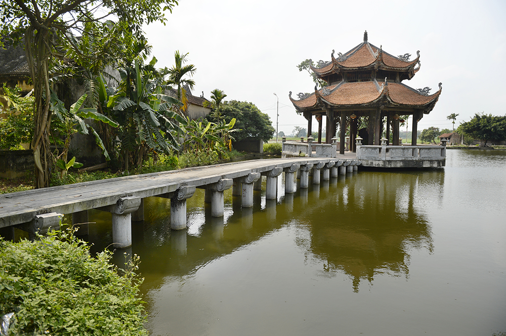 cầu đi vào chùa Nôm